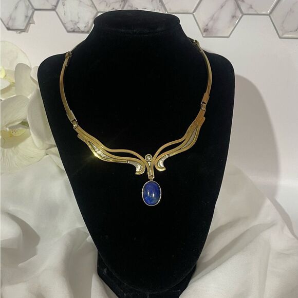 Elegant Hecho A Mano Gold Necklace with beautiful dark Blue Lapis Pendant - Picture 1 of 13